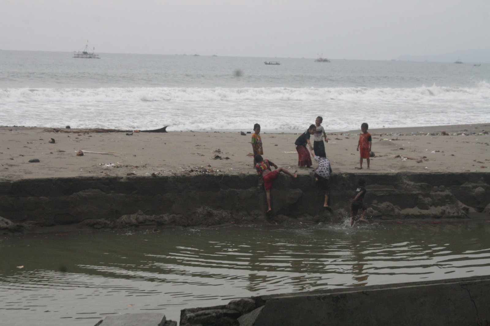 sekumpulan anak-anak nelayan bermain di Pantai Citepus Kecamatan Palabuhanratu, 29 Agutus 2023.
