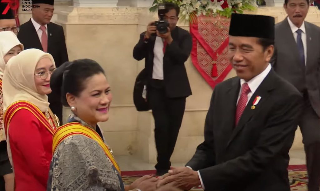 Ibu Negara Iriana Joko Widodo menerima tanda kehormatan Bintang Republik Indonesia Adipradana dari Presiden Jokowi.-BPMI Setpres-