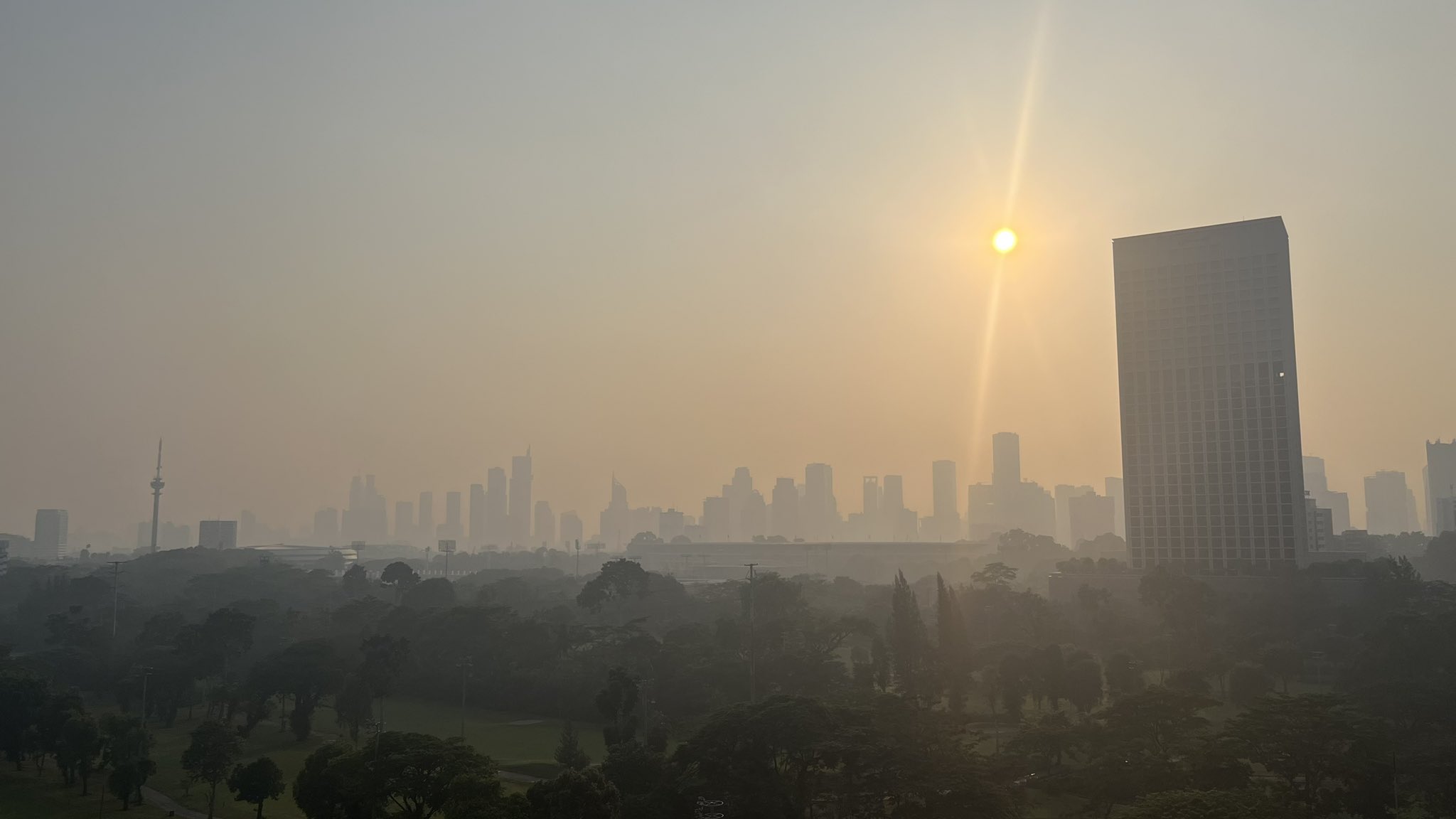 Ilustrasi suasana langit Jakarta dilihat dari daerah Senayan, Jakarta Selatan-Twitter/@piotrj-