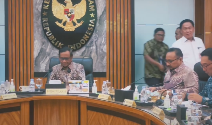 Rapat Koordinasi sejumlah Menteri dan Gubernur Jawa Barat Ridwan Kamil di Kemenkopolhhukam bahas manajemen Al Zaytun pasca Panji Gumilang ditahan, Kamis 3 Agustus 2023-Instagram/@mohmahfudmd-
