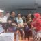 PEMBAGIAN SEPEDA: Salah seorang peserta jalan santai saat mendapatkan door prize sepeda di Halaman Gedung Juang 45, Jalan Veteran Kecamatan Cimole, Minggu (27/8).(FT: BAMBANG/RADARSUKABUMI)