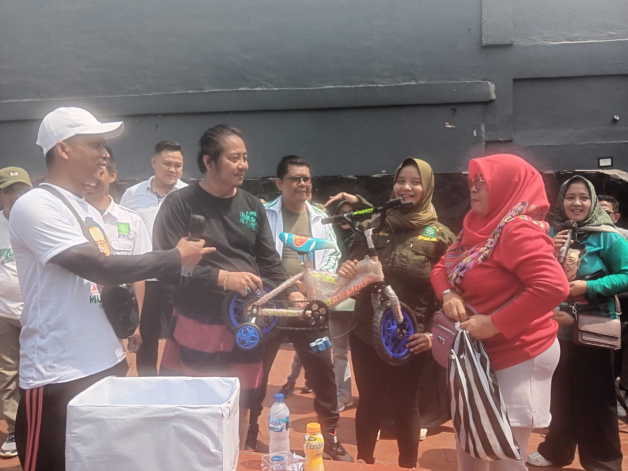 PEMBAGIAN SEPEDA: Salah seorang peserta jalan santai saat mendapatkan door prize sepeda di Halaman Gedung Juang 45, Jalan Veteran Kecamatan Cimole, Minggu (27/8).(FT: BAMBANG/RADARSUKABUMI)