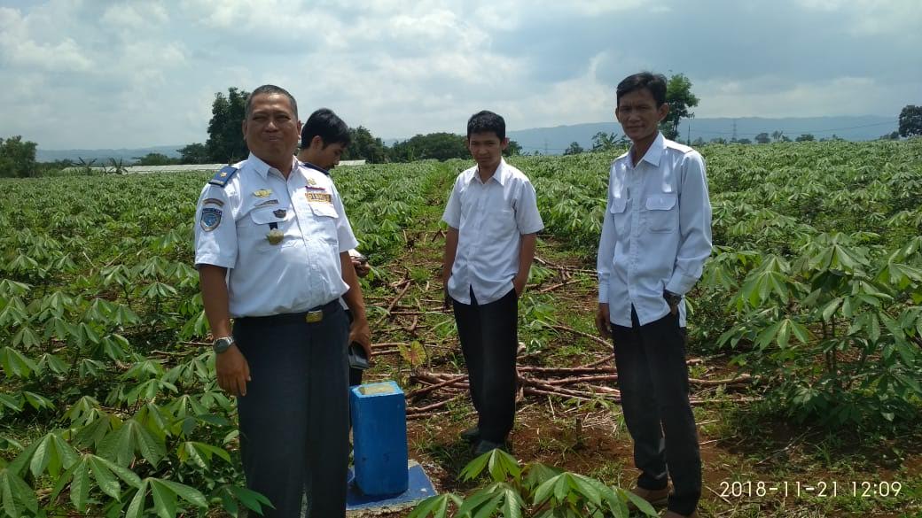 DIPASANG : Petugas Dinas Perhubungan Provinsi Jawa Barat bersama Dishub Kabupaten Sukabumi, 