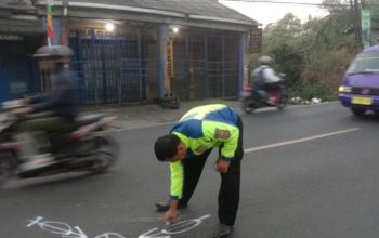 OLAH TKP : Salah seorang petugas kepolisian pada saat melakukan olah TKP di kawasan Parungkuda tepatnya di Raya Sukabumi - Bogor kampung Leuwiorok Desa Sundawenang, Kabupaten Sukabumi. Senin, (14/8).