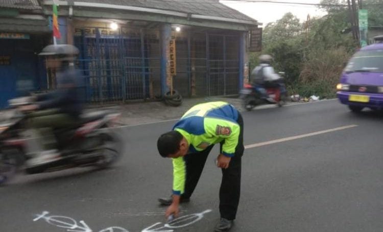OLAH TKP : Salah seorang petugas kepolisian pada saat melakukan olah TKP di kawasan Parungkuda tepatnya di Raya Sukabumi - Bogor kampung Leuwiorok Desa Sundawenang, Kabupaten Sukabumi. Senin, (14/8).