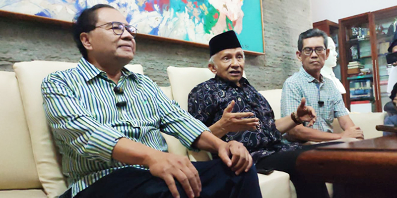 Ketua Majelis Syuro Partai Ummat, Amien Rais saat menemui tokoh nasional Rizal Ramli di kediamannya, Minggu sore (13/8)