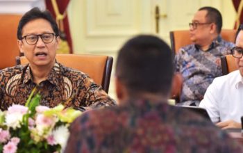 Menteri Kesehatan, Budi Gunadi Sadikin (kiri), saat mengikuti rapat terbatas di istana/Ist