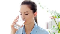 Manfaat Minum Air Hangat untuk Kesehatan Kulit Manusia-Racool Studio-Freepik