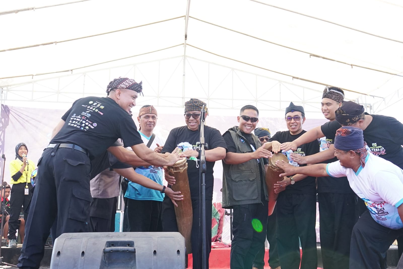 Bupati Sukabumi Marwan Hamami didampingi jajaran forkompimda dan panitia saat membuka event Surfival (Surfing Festival) tahun 2023 di Pantai Cimaja. (FOTO : NANDI/ RADARSUKABUMI)