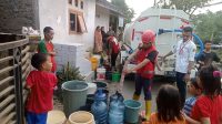 KEKERINGAN: Petugas PMI Kabupaten Sukabumi, saat mendistribusikan air bersih untuk warga Kemandoran RW 10, Desa Karangtengah, Kecamatan Cibadak, Kabupaten Sukabumi.