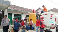 KEKERINGAN: Petugas PMI Kabupaten Sukabumi, saat mendisteibusikan air bersih untuk warga Kampung Padaasih, Desa Padaasih, Kecamatan Cisaat, Kabupaten Sukabumi.