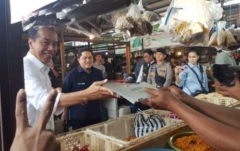 DIKUNJUNGI : Presiden Joko Widodo (Jokowi) saat menyapa para pedagang di Pasar Modern Parungkuda, Kecamatan Parungkuda, Kabupaten Sukabumi pada Jumat (04/08).(FOTO: DENDI RADAR SUKABUMI)