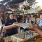 DIKUNJUNGI : Presiden Joko Widodo (Jokowi) saat menyapa para pedagang di Pasar Modern Parungkuda, Kecamatan Parungkuda, Kabupaten Sukabumi pada Jumat (04/08).(FOTO: DENDI RADAR SUKABUMI)