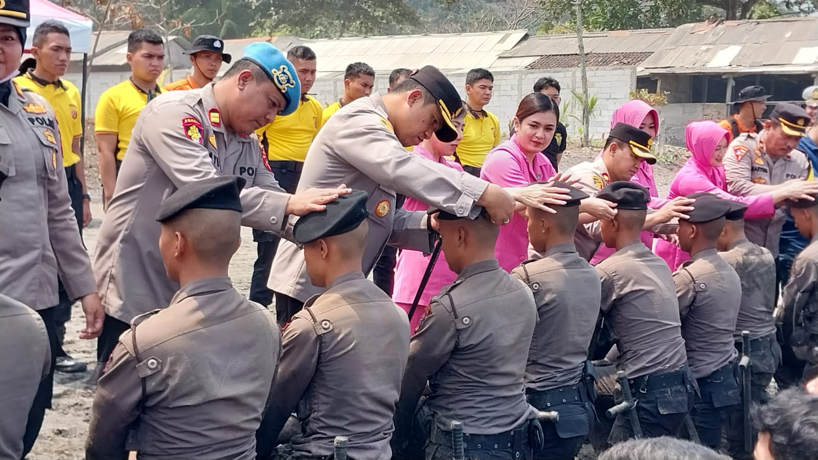 PEMBARETAN : Kapolres Sukabumi saat pimpin prosesi pembaretan bintara remaja angkatan 49. (FOTO : NANDI/ RADARSUKABUMI)