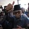 Pimpinan Pondok Pesantren Al Zaytun Panji Gumilang (tengah) berjalan saat akan menjalani pemeriksaan di Bareskrim Mabes Polri, Jakarta, Selasa (1/8/2023).