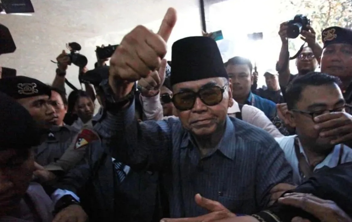 Pimpinan Pondok Pesantren Al Zaytun Panji Gumilang (tengah) berjalan saat akan menjalani pemeriksaan di Bareskrim Mabes Polri, Jakarta, Selasa (1/8/2023).
