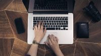 Trik Agar Baterai Laptop Tidak Cepat Panas dan Bocor, Layar jangan terlalu cerah