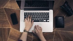 Trik Agar Baterai Laptop Tidak Cepat Panas dan Bocor, Layar jangan terlalu cerah