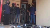 Tim Densus 88 Antiteror Polri mengamankan sejumlah barang bukti dalam penggerebekan rumah terduga teroris di Kelurahan Harapan Jaya, Kecamatan Bekasi Utara, Kota Bekasi, Jawa Barat, Senin (14/8/2023). (ANTARA)
