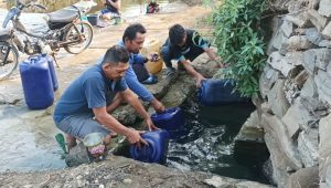 Warga Ciracap Sukabumi Susuri Jalan Terjal Demi Dapatkan Air Bersih
