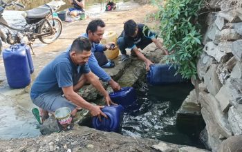 MENGANTRI : Warga saat antri mengambil air bersih di sumber mata air sungai Citangulun, di kampung Cadas Mahpar, Desa Cikangkung.(FOTO : ISTIMEWA)