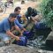 MENGANTRI : Warga saat antri mengambil air bersih di sumber mata air sungai Citangulun, di kampung Cadas Mahpar, Desa Cikangkung.(FOTO : ISTIMEWA)