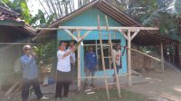 Anggota DPRD Jawa Barat Fraksi PKS Abdul Muiz turun langsung melakukan kerja bakti sekaligus menyerahkan bantuan stimulan perbaikan majelis taklim di Kampung Legok Desa Mekarsari Kecamatan Nyalindung Kabupaten Sukabumi pada Minggu (13/08/2023). 