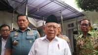Wakil Presiden Ma'ruf Amin menjawab pertanyaan wartawan di kediaman resmi wapres Jakarta pada Rabu (2/8/2023).