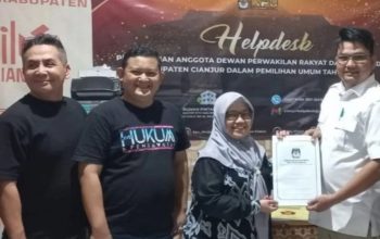 Komisioner Komisi Pemilihan Umum Kabupaten Cianjur, Jawa Barat, saat menerima dokumen perbaikan bakal calog legislatif dari pengurus partai politik. (Ahmad Fikri)