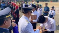 Plt Bupati Bogor Iwan Setiawan memberikan remisi secara simbolis bagi WBP Lapas Khusus Kelas IIA Gunung Sindur di Lapangan Tegar Beriman, Cibinong, Kabupaten Bogor, Jawa Barat, Kamis (17/8/2023). (Lapas Gunung Sindur)