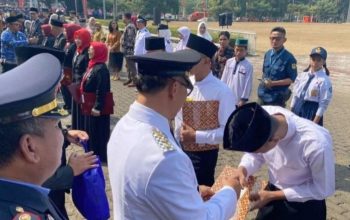 Plt Bupati Bogor Iwan Setiawan memberikan remisi secara simbolis bagi WBP Lapas Khusus Kelas IIA Gunung Sindur di Lapangan Tegar Beriman, Cibinong, Kabupaten Bogor, Jawa Barat, Kamis (17/8/2023). (Lapas Gunung Sindur)