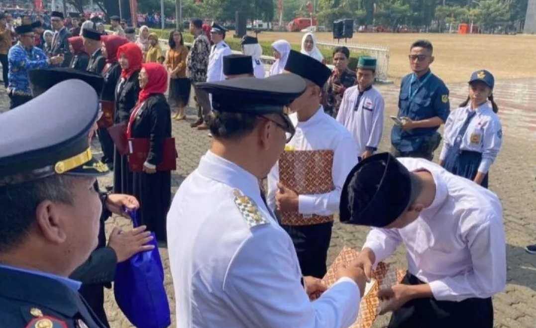 Plt Bupati Bogor Iwan Setiawan memberikan remisi secara simbolis bagi WBP Lapas Khusus Kelas IIA Gunung Sindur di Lapangan Tegar Beriman, Cibinong, Kabupaten Bogor, Jawa Barat, Kamis (17/8/2023). (Lapas Gunung Sindur)