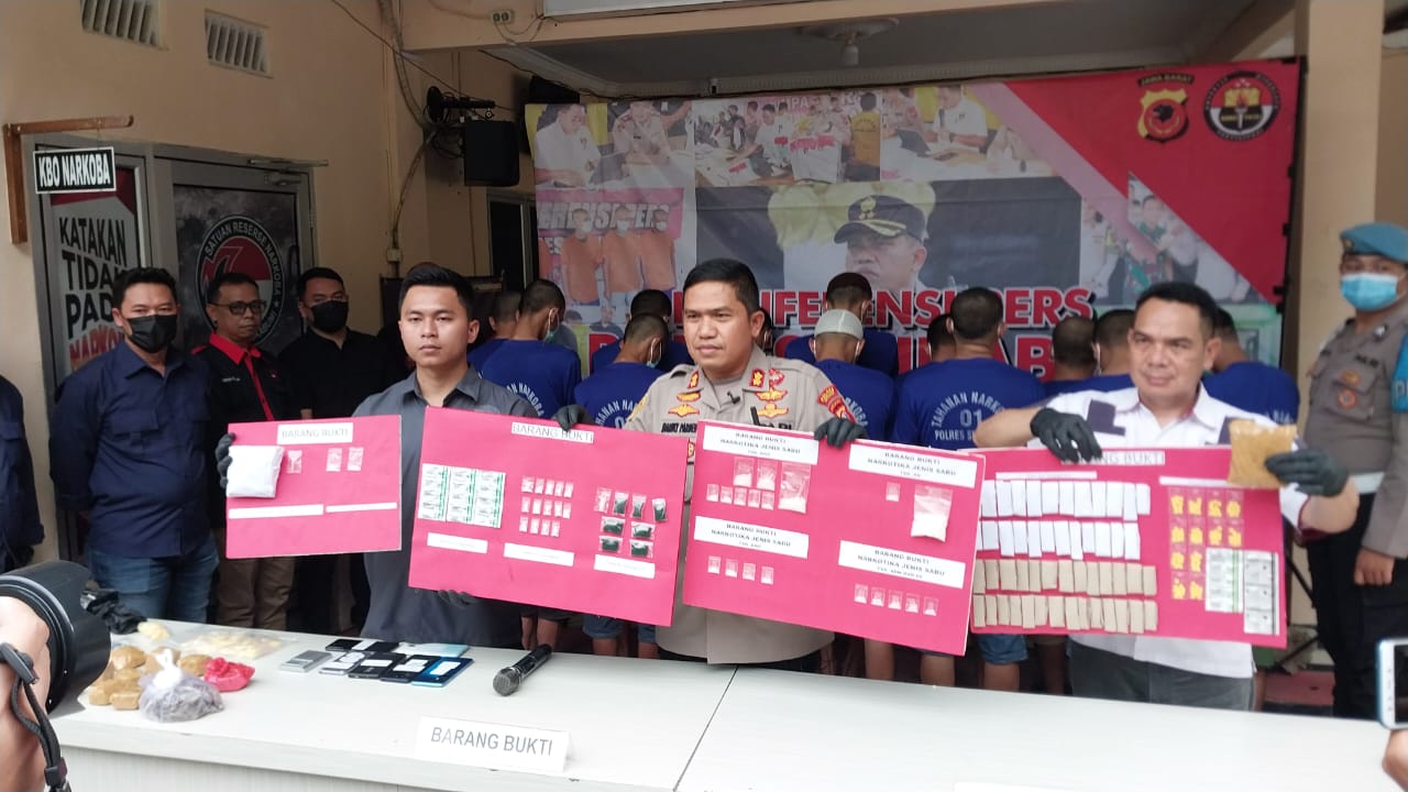 MENUNJUKAN : Kapolres Sukabumi saat menunjukan barang bukti Tindak Pidana Narkotika Sabu, Ganja dan Obat Keras Terbatas diamankan satnarkoba. (FOTO : NANDI/ RADARSUKABUMI)