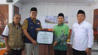 BERI PENGHARGAAN: Wali Kota Sukabumi, Achmad Fahmi menerima penghargaan dari Ketua PGM Kota Sukabumi, Achmad Najiullah (dua kanan) di acara Harlah PGM Indonesia ke-15 di Gedung Qolbun Salim, Cikole Kota Sukabumi, Selasa (1/8/2023).