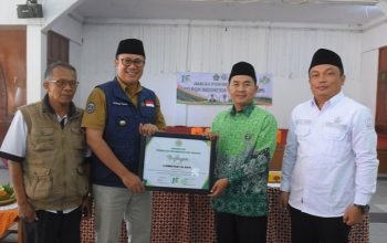 BERI PENGHARGAAN: Wali Kota Sukabumi, Achmad Fahmi menerima penghargaan dari Ketua PGM Kota Sukabumi, Achmad Najiullah (dua kanan) di acara Harlah PGM Indonesia ke-15 di Gedung Qolbun Salim, Cikole Kota Sukabumi, Selasa (1/8/2023).