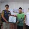 BERI PENGHARGAAN: Wali Kota Sukabumi, Achmad Fahmi menerima penghargaan dari Ketua PGM Kota Sukabumi, Achmad Najiullah (dua kanan) di acara Harlah PGM Indonesia ke-15 di Gedung Qolbun Salim, Cikole Kota Sukabumi, Selasa (1/8/2023).