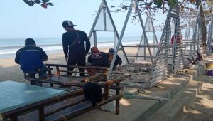 Bangunan Liar di Pantai Citepus Sukabumi, Akhirnya Dibongkar