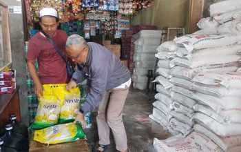 Bulog Sukabumi Salurkan Beras