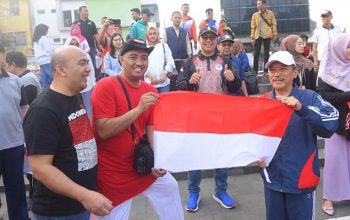 Dishub Kota Sukabumi Bagikan Bendera