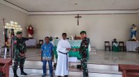 Ketenangan Batin, Satgas Yonif 310/KK Sukabumi Beri Bantuan Alkitab Kepada Jemaat Gereja di Perbatasan Papua