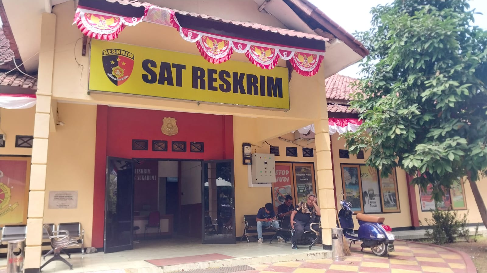 DIPERIKSA : Seorang ayah di Kecamatan Cidolog, Kabupaten Sukabumi melakukan tindakan kekerasan atau penganiayaan terhadap anaknya diduga sering minta uang jajan diperiksa Polres Sukabumi.(FOTO : NANDI/ RADARSUKABUMI)