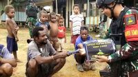 Satgas Pamtas Statis RI-PNG Yonif 310/KK Sukabumi Bagikan Alkitab kepada Warga di Perbatasan