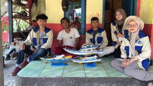 Kunjungi Pengrajin Perahu Mini di Cisolok Sukabumi, Mahasiswa Bicara Semangat