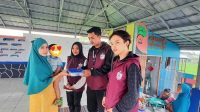 KKN-T Kelompok 6 UMMI Bagikan Makanan Sehat di Desa Sukamanah