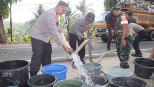 Kapolres Sukabumi Salurkan Air Bersih, Bantu Ratusan Warga Bantargadung