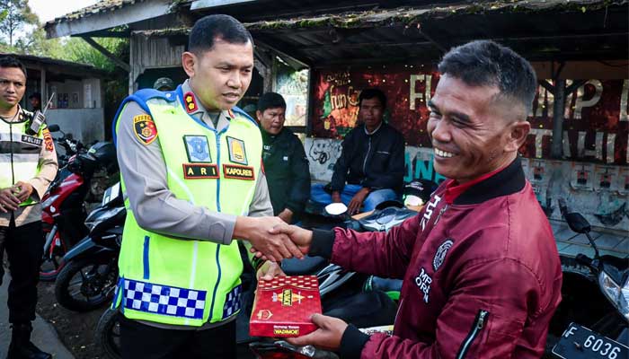 Kapolres Sukabumi Kota bagikan sarung