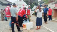 PMI Kota Sukabumi Salurkan Air Bersih