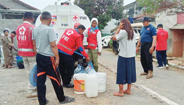 PMI Kota Sukabumi Salurkan Air Bersih