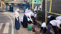 Pelajar Sukabumi Bersihkan Jalan