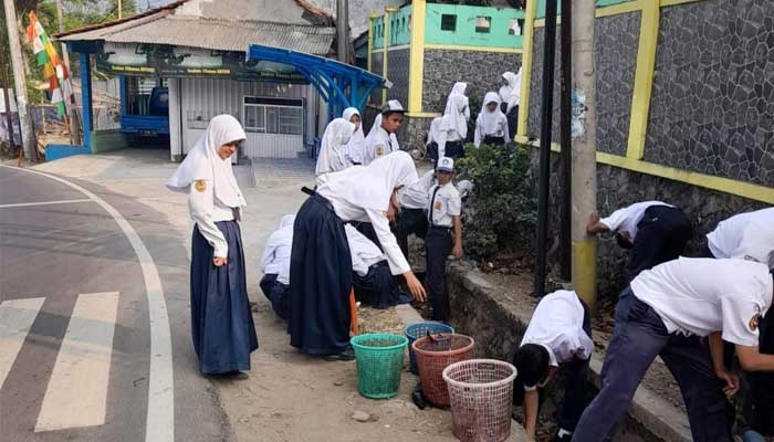 Pelajar Sukabumi Bersihkan Jalan